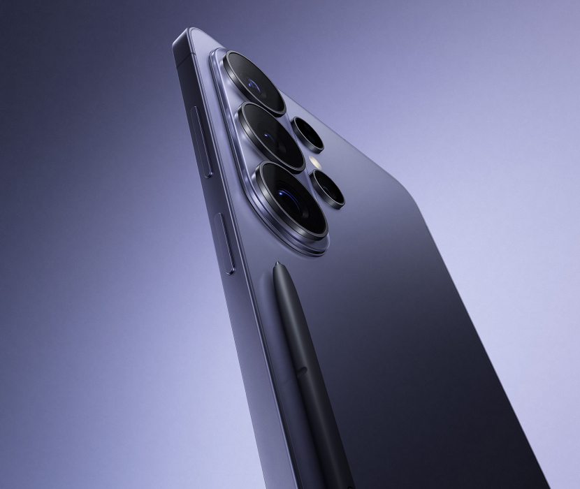 Baksida på Samsung Galaxy S26 Ultra mot lila bakgrund. 