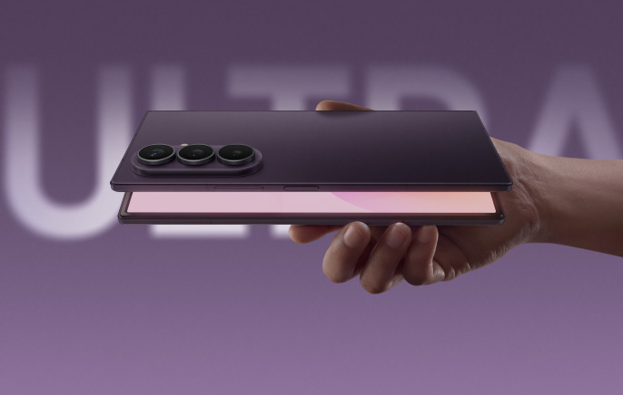 En hand håller en mörklila vikbar smartphone med tre kameror, mot en lila bakgrund med texten "ULTRA".