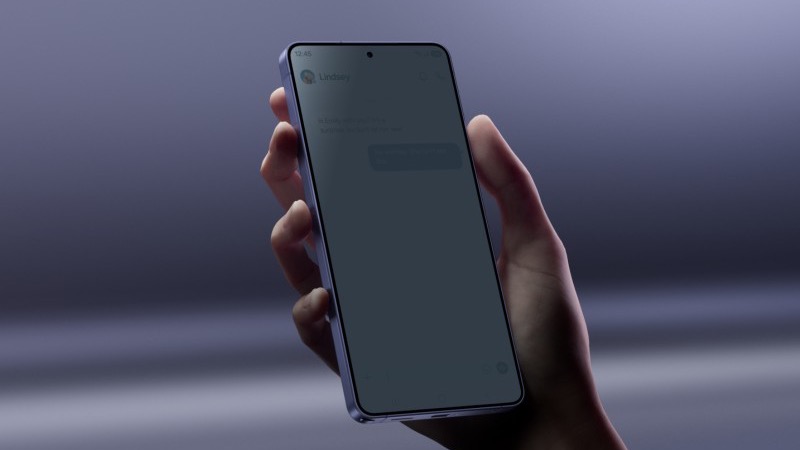 En hand som håller en smartphone med en app öppen på en suddig skärm