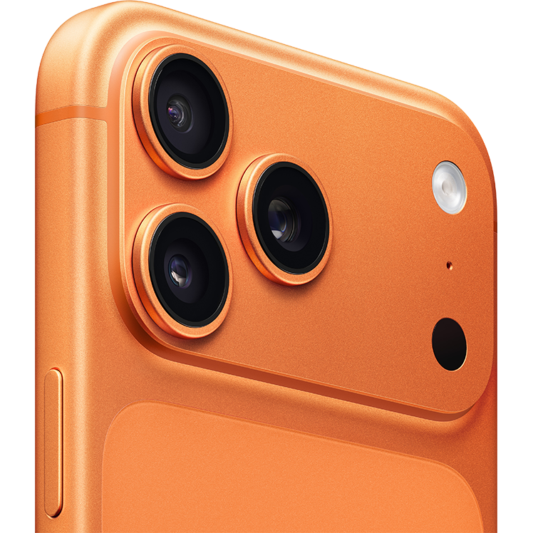 Närbild på en orange iPhone 17 Pro Max med tre kameralinser i ett triangelformat arrangemang och en liten blixt.