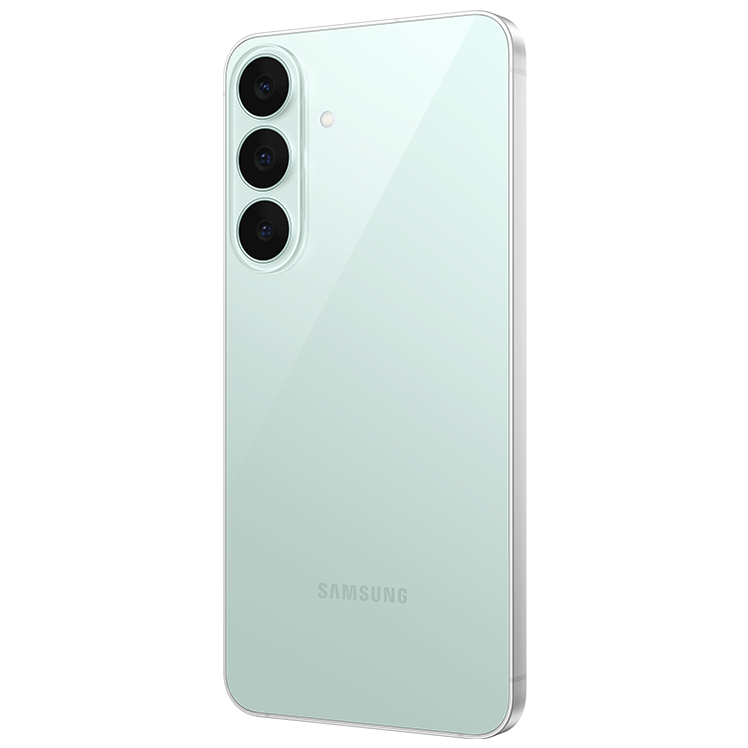Samsung-smartphone i grön färg sedd bakifrån, med trippelkamera och Samsung-logotyp synlig.