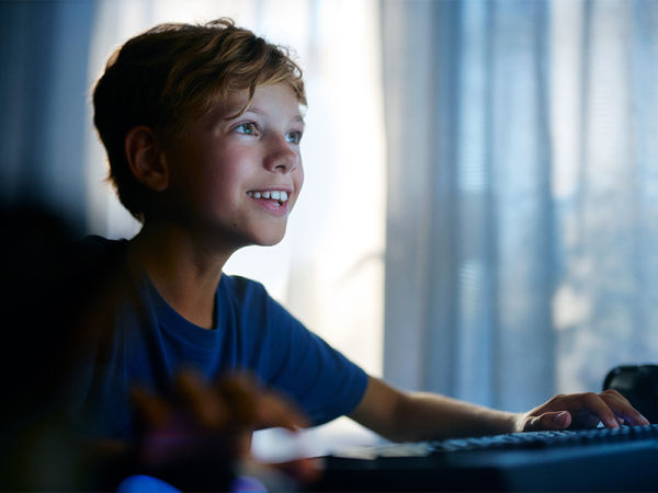 Pojke som gejmar på en dator