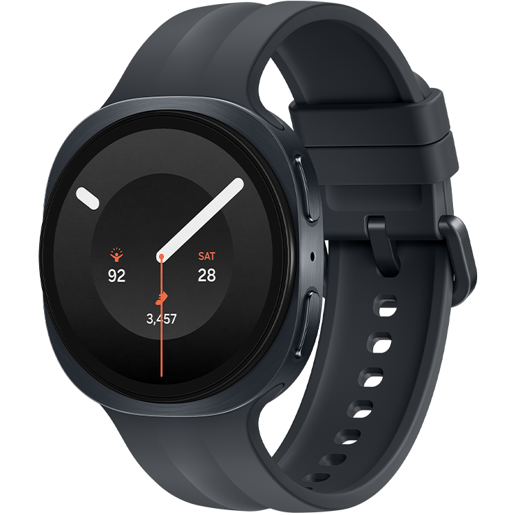 Svart smartwatch med runt urtavla, vita visare, orange detaljer och mörkgrått silikonarmband.