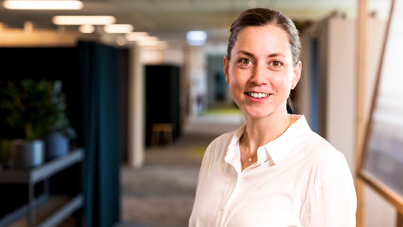 Elin Ovéus, nätverkschef på Tele2, stående i kontorslandskap. 