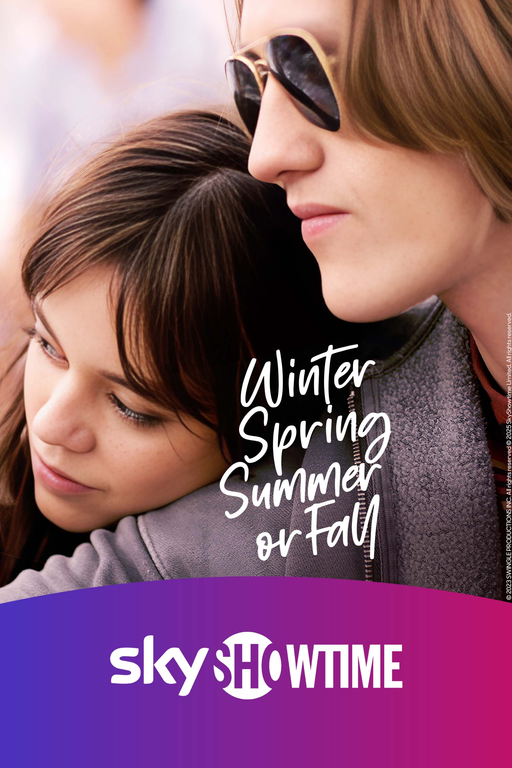 Två personer sitter nära varandra i en öm närbild. Texten “Winter, Spring, Summer or Fall” och “SkyShowtime” visas längst ner.