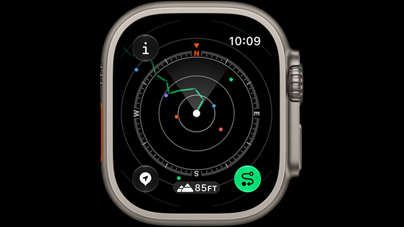 Apple Watch Ultra med kompassapp på svart urtavla, visar riktningar, höjd 85 fot och spårningsikoner.