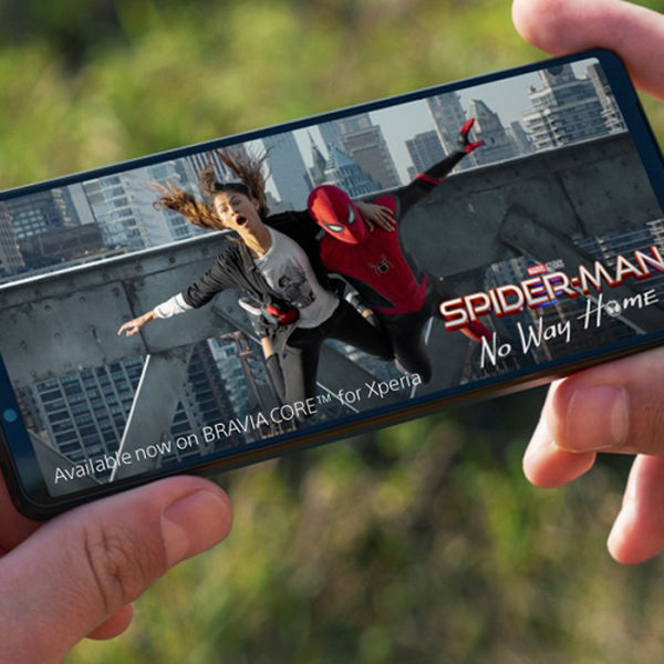Sony Xperia 1 V som visar filmen Spider-Man: No Way Home 