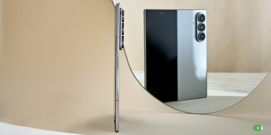 Spegelbild av utfälld Samsung Galaxy Z Fold7 i silverfärg. 