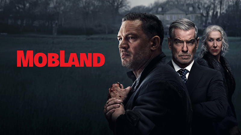 Mörk filmaffisch för "MOBLAND" med tre personer i kostym mot dyster bakgrund, en med blodig hand.