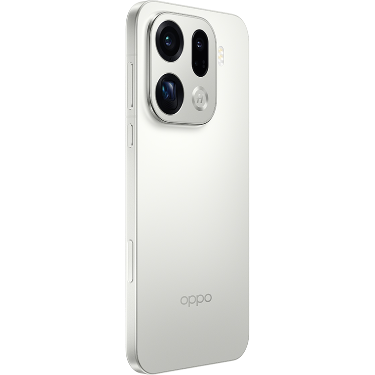 Baksida av en vit OPPO-smartphone med trippelkamerasystem i silverfärgad infattning, sedd från sidan.