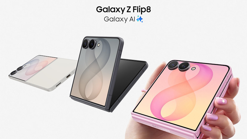 Tre Samsung Galaxy Z Flip8-telefoner i vit, svart och rosa visas, varav en hålls i handen med skärmen synlig.