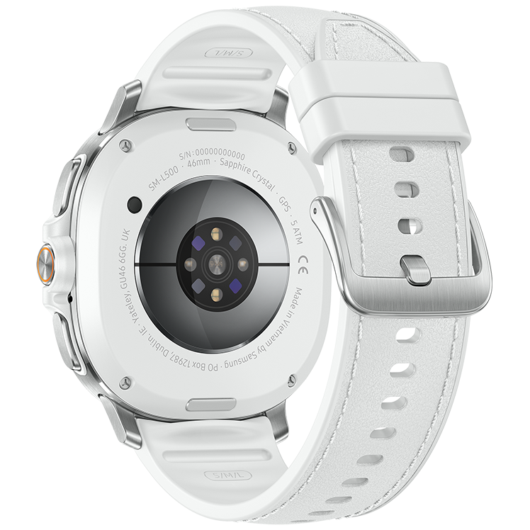Vit Galaxy Watch8 Classic med pulssensor på undersidan, visad bakifrån med vit läderrem och metallspänne.