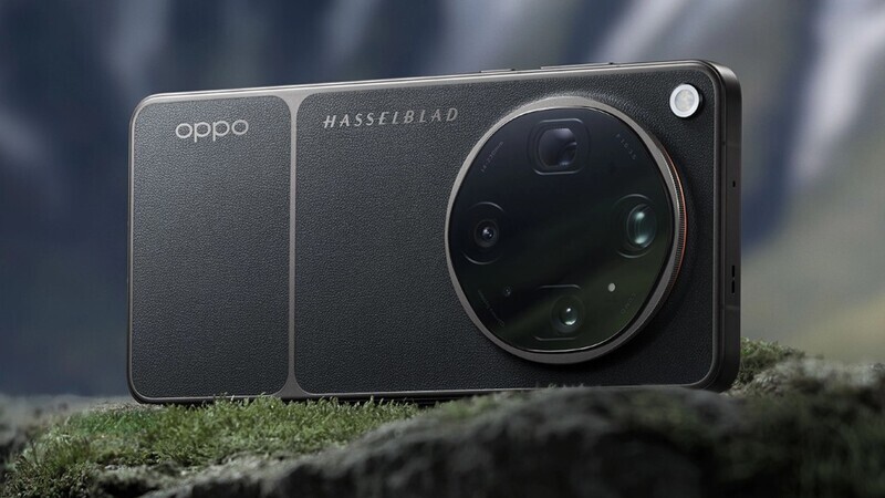 En mörkgrå mobil av modell OPPO Find X9 Ultra i grått placerad på mossa. 