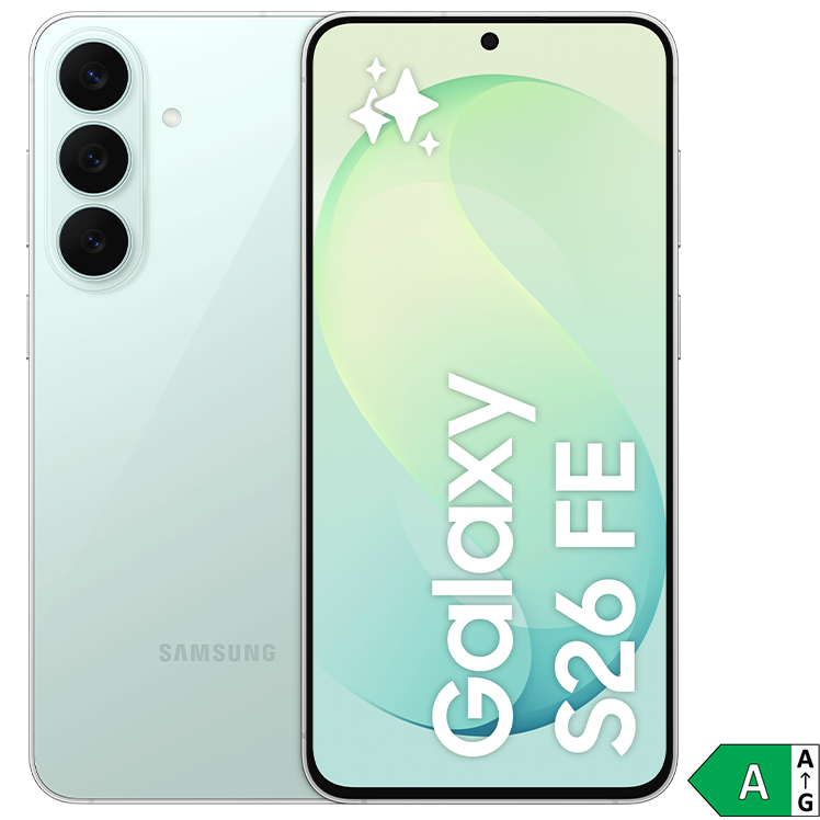 Samsung Galaxy S26 FE visad framifrån och bakifrån i grön färg med trippelkamera och energiklass A-märkning.