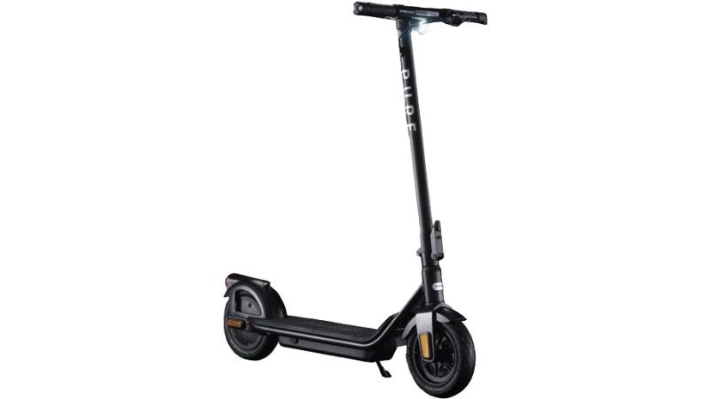 Svart elektrisk sparkcykel med T-format styre och två hjul mot vit bakgrund.