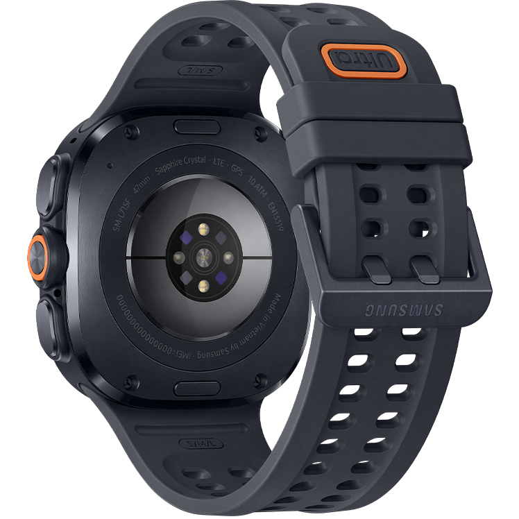 Baksida av Samsung Galaxy Watch Ultra i mörkgrå med orange detaljer, silikonarmband med hål och synliga sensorer.