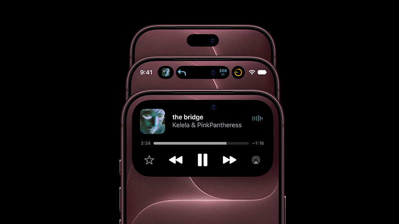 Två mörkröda iPhones mot svart bakgrund, en visar musikspelaren med låten "the bridge" av Kelela & PinkPantheress.