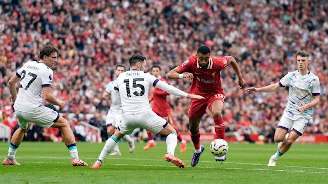 En anfallare i Liverpool försöker ta sig förbi tre försvarare i Bournemouth i en match i Premier Leauge. 