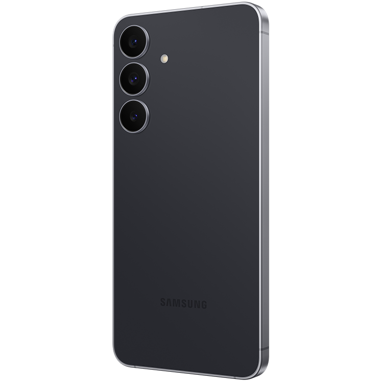 Svart Samsung Galaxy S25 FE sedd bakifrån med tre vertikalt placerade kameralinser i svart på övre vänstra sidan.