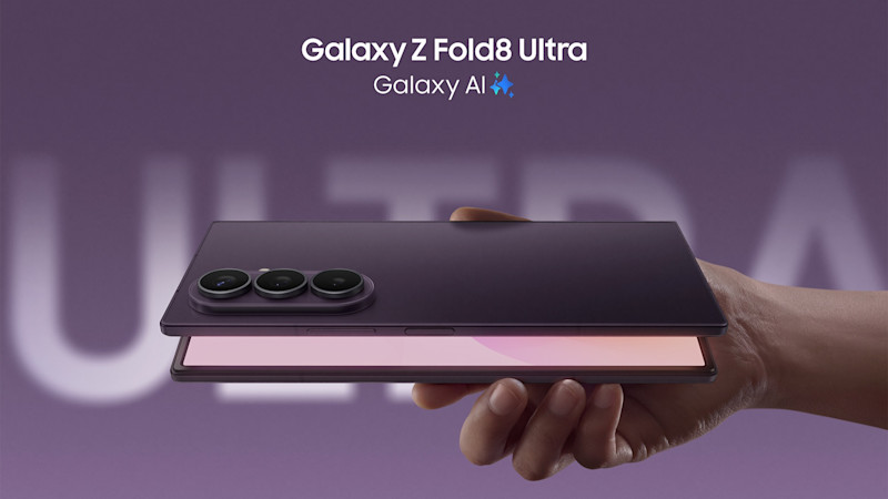En hand håller Samsung Galaxy Z Fold8 Ultra i mörklila färg med trippelkamera, mot en lila bakgrund.