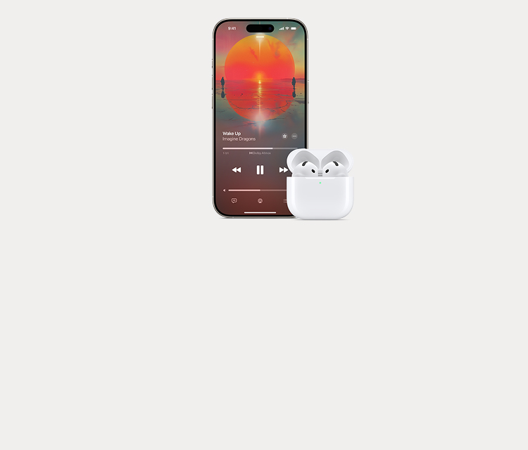 iPhonemobil med AirPods 4 framför