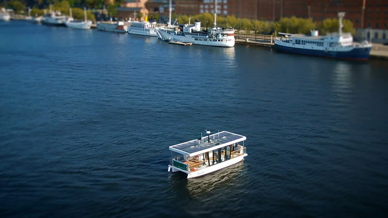 Den självkörande båten M/F Estelle kör i Stockholms vatten