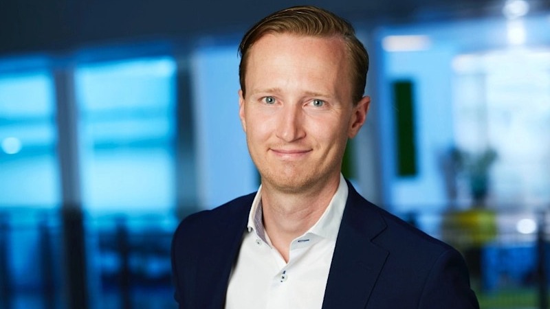Martin Fransson, säkerhetschef på Tele2 Företag. Han har mellanblont hår och ler mot kameran. Han är klädd i mörkblå kavaj och vit skjorta och bakom honom skymtar ett kontorslandskap. 