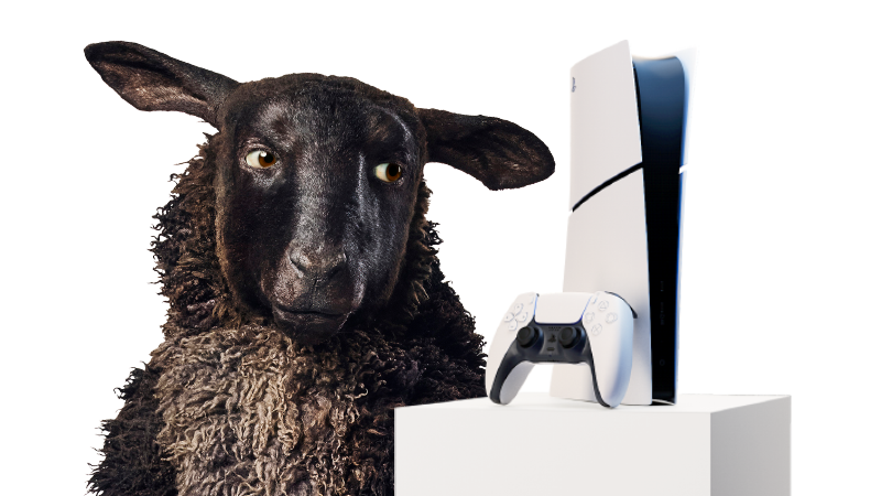 Ett mörkt får står bredvid en vit PlayStation 5-konsol och handkontroll på en vit piedestal.