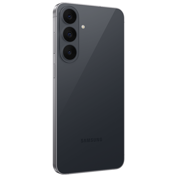 Samsung-smartphone i grå färg sedd bakifrån, med trippelkamera och Samsung-logotyp synlig.