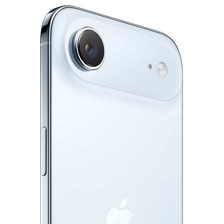 Närbild på baksidan av en ljusblå iPhone Air med kameramodul, visande den eleganta designen.