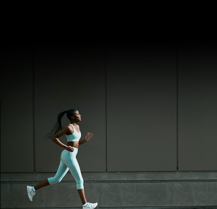 Kvinna som springer med Samsung Galaxy Watch6 på armen