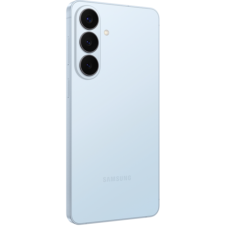 Ljusblå Samsung-smartphone sedd snett bakifrån med tre vertikalt placerade kameralinser i svart på vänster sida.