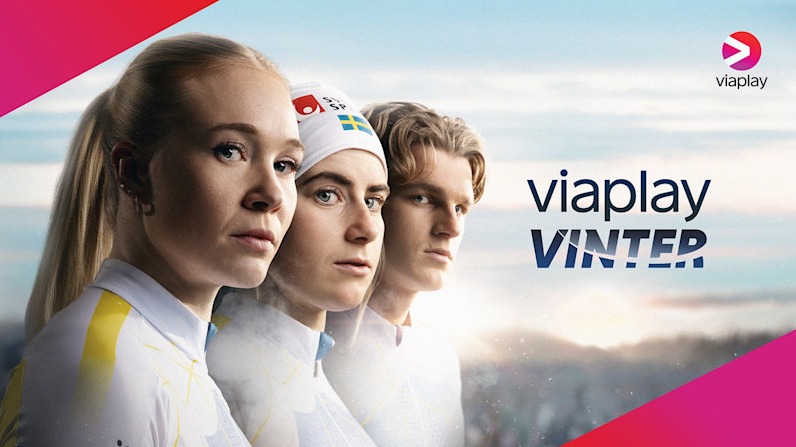 Tre personer i vita idrottskläder med svensk flagga på mössa, mot ljus bakgrund. Text "Viaplay VINTER" till höger.