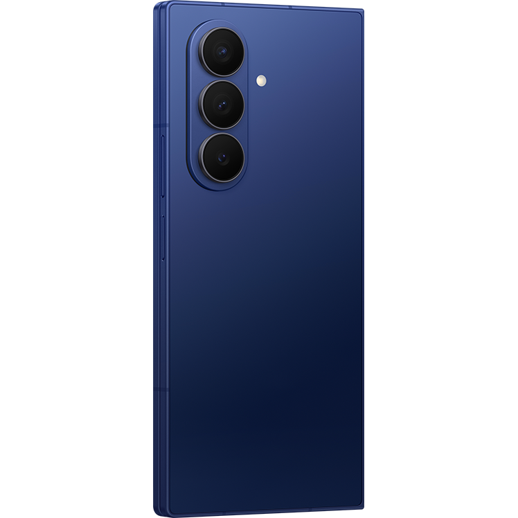 Samsung Galaxy Z Fold7 i blått, visad snett bakifrån med trippelkamera tydligt framträdande.