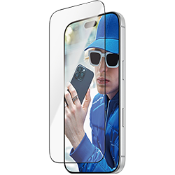 Ett skärmskydd för iPhone visar en ung man i blå jacka och keps med solglasögon som håller en smartphone.