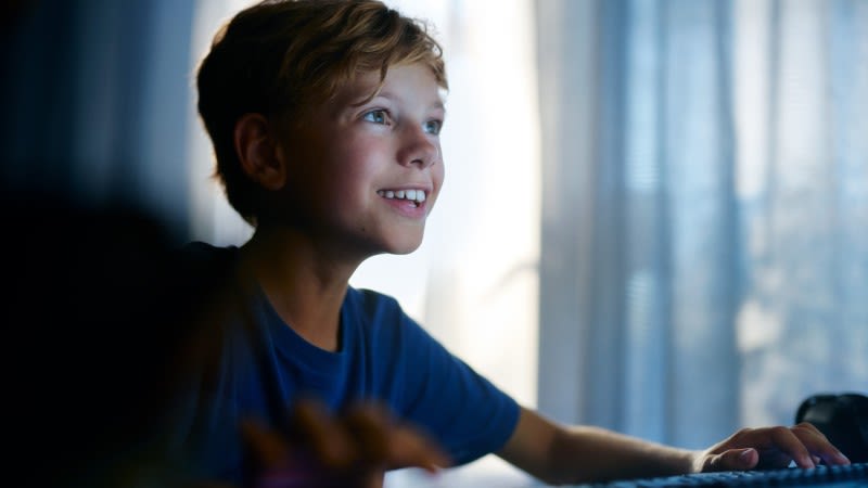 Pojke som spelar på en dator