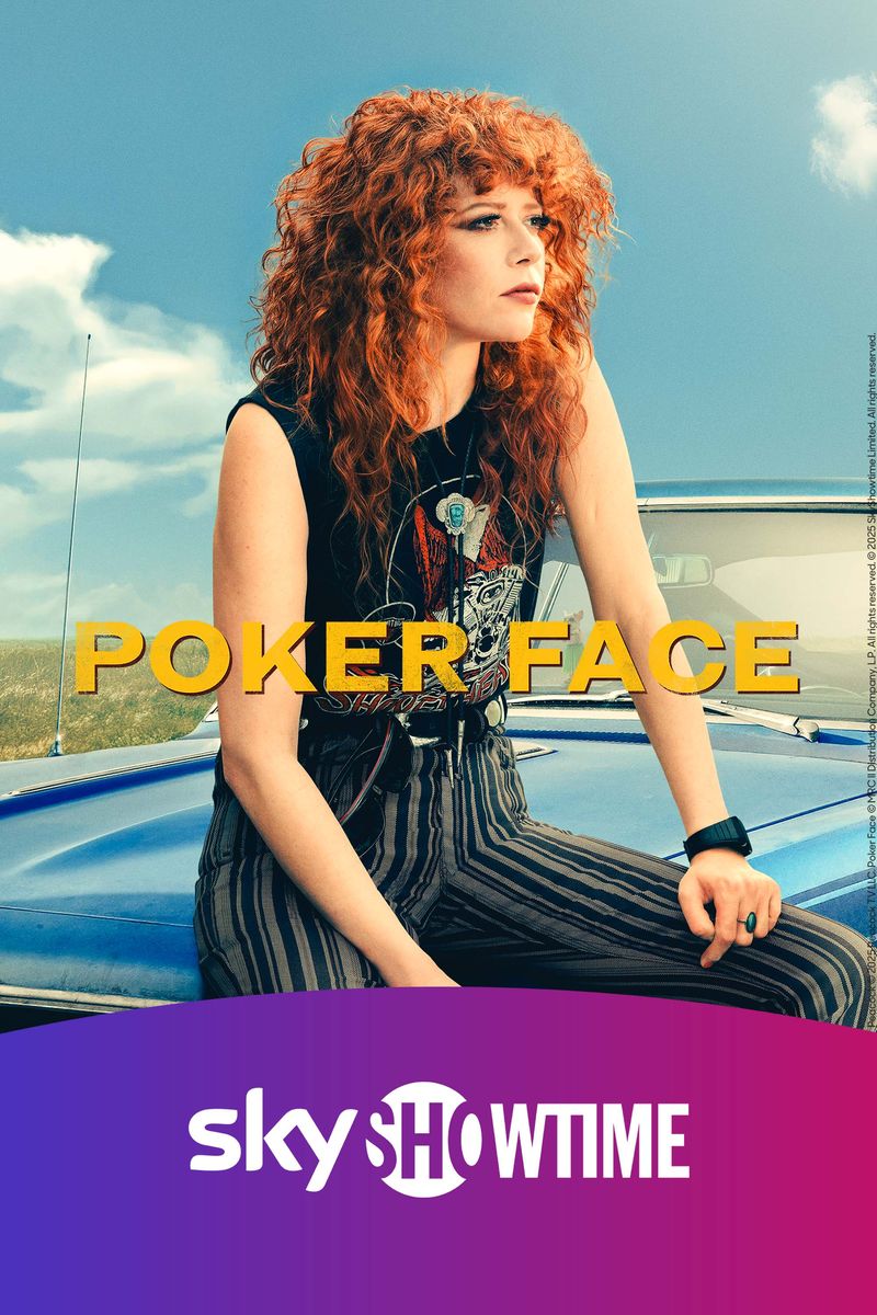 Person med lockigt rött hår sitter på en blå bil mot blå himmel. Text "POKER FACE" och SkyShowtime-logotyp syns.