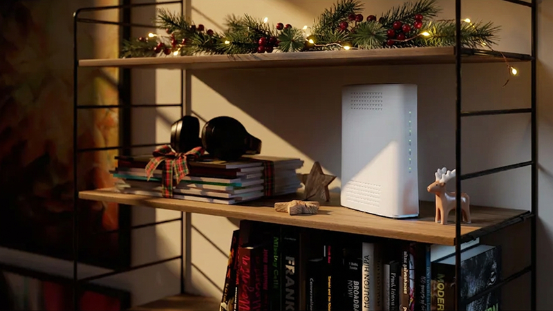 Router i en bokhylla med julpynt runt om