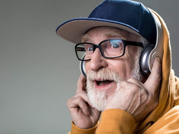 Har den eldre mannen hørt for mye på støyende musikk?
