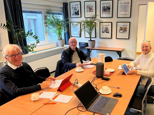 Endelig har Oslo fått datastue. Her er styret representert ved Petter Brænde (til venstre), Lasse Ramdahl og Gro Kvæstad. Sturla Bjerkaker var ikke til stede da bildet ble tatt. 