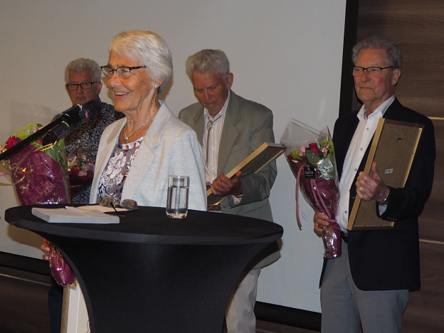 Torvild Valle, Arne Bjørnstad og Tora Ottersland mottar hedersbevis på Agder pensjonistforbunds årsmøte 2021.