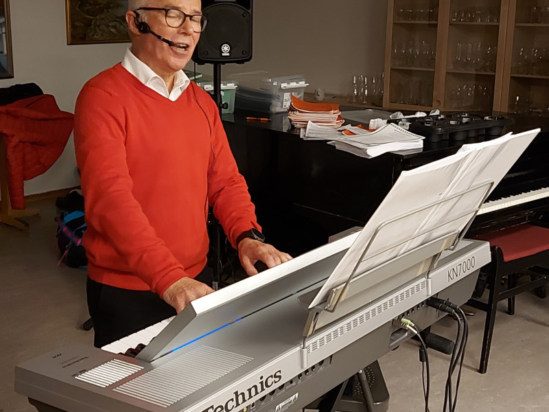 UNDERHOLDNING: Arne Erlingsen fra Tjøme spilte keyboard og sang.