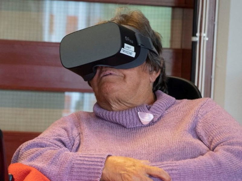 For mange er det vanskelig eller umulig å reise fysisk, men nå kan de fortsette å oppleve nye steder og aktiviteter gjennom VR-brillene.  Foto: VilMer