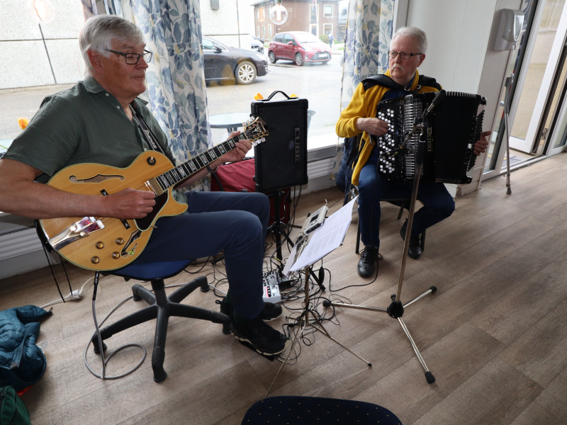 Guttorm Skjold og Knut Bendiksen sørget for musikken på medlemsmøtet.