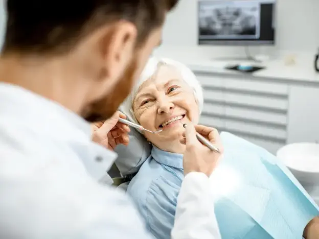 Tannhelsen er også helse. Rakkestad Pensjonistforening vil at det offentlige skal ha en egenandelsordning på munn- og tannbehandling for eldre. (Illustrasjonsfoto: iStock)