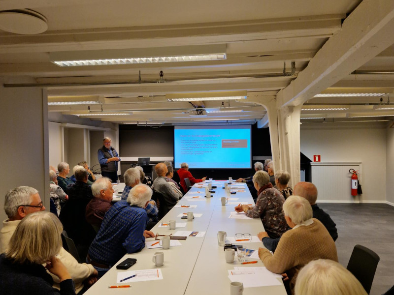 Helge Meyer innledet om Pensjonistforbundet sentralt til en lydhør forsamling som representerte foreningene i Sunnhordland