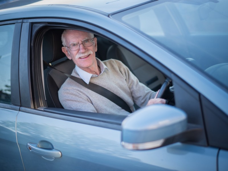 Samferdselsministeren mener en obligatorisk helseattest for eldre bilførere er et viktig virkemiddel for å sikre at de med førerrett oppfyller helsekravene, og dermed er trygge sjåfører. (Illustrasjonsfoto: iStock)