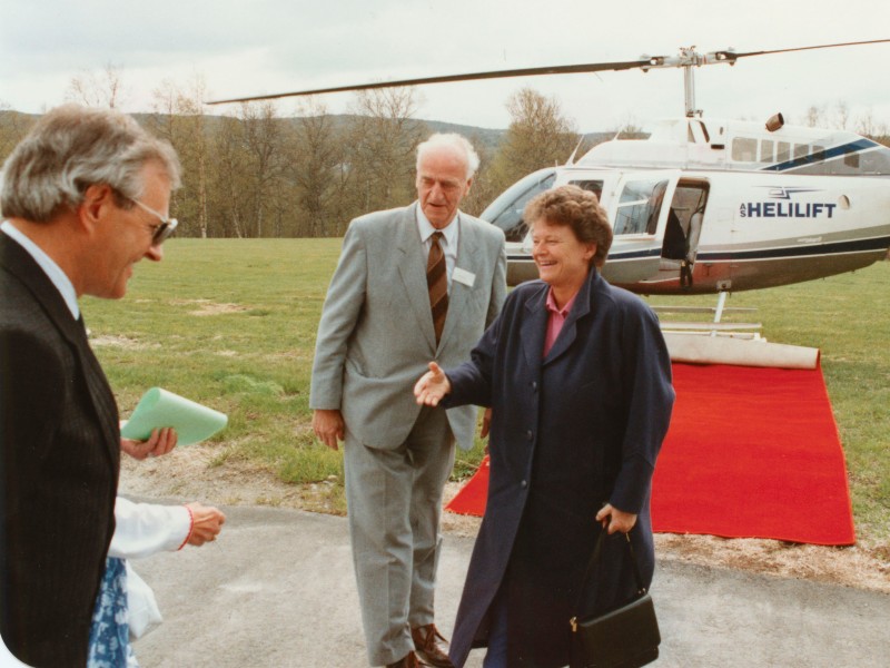 Tidligere statsminister Gro Harlem Brundtland ønskes velkommen til 1989-landsmøtet på Geilo av avtroppende forbunds-leder Eigil Liane.