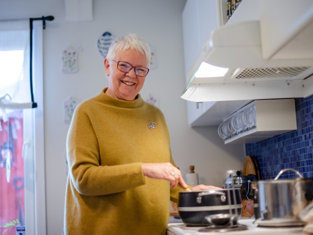 Toril Naper Hauge synes pensjonister ikke skal føle at de er «gått ut på dato». Hun vil være med å påvirke hvordan hennes egen alderdom blir. Foto: Schibsted Partnerstudio