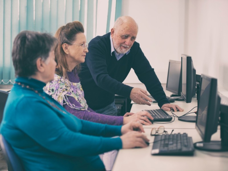 Datastuene skal etableres i tilknytning til allerede eksisterende møteplasser for eldre, som senior- eller aktivitetssentre.  
(Illustrasjonsfoto: iStock)